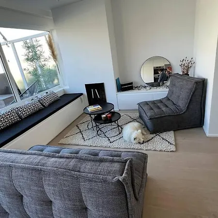 Beautiful Sunny Penthouse דירה *